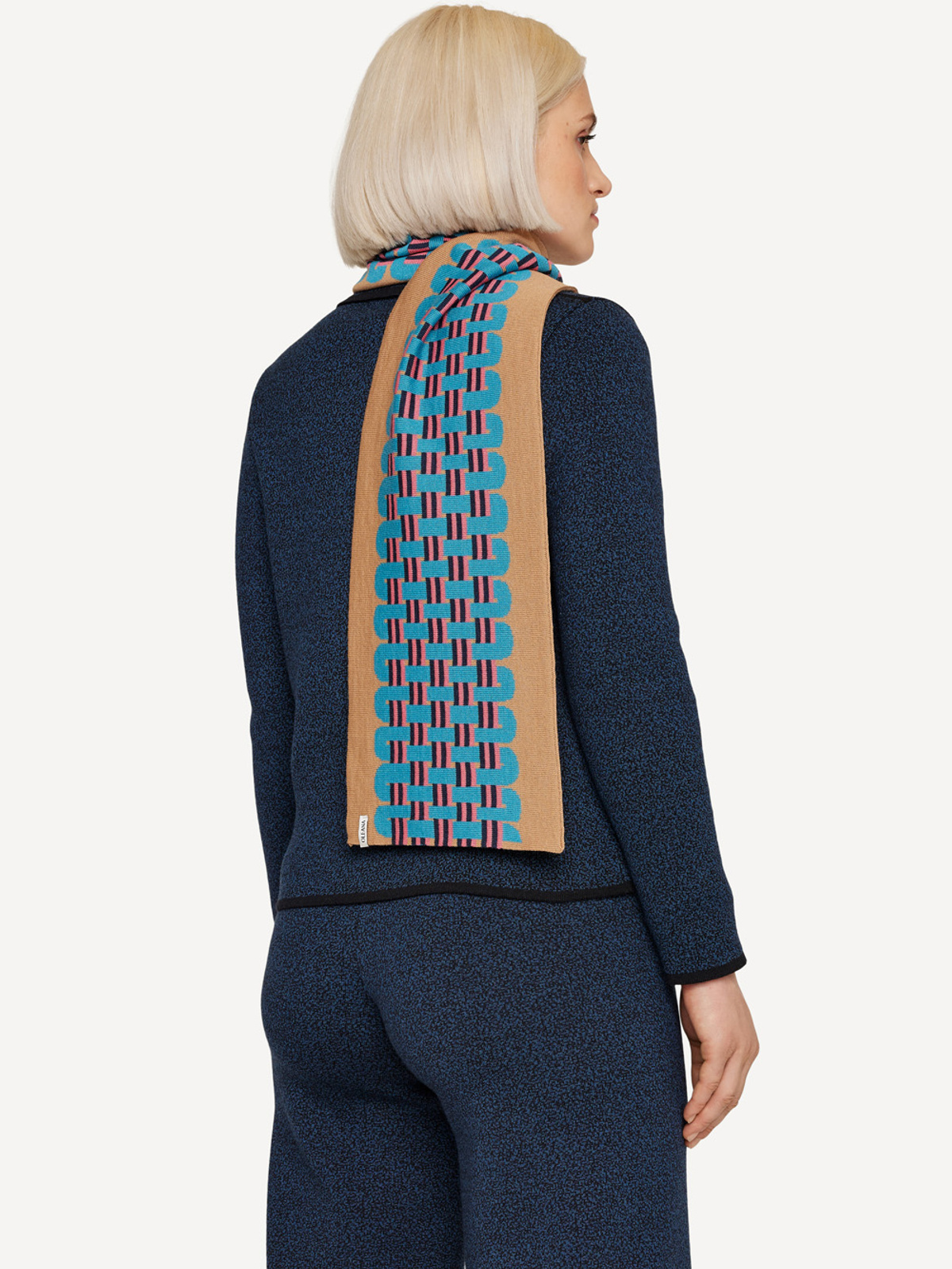 Flying shuttle scarf image #2